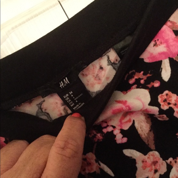 H&M Black Skater Skirt With Pink Roses - Picture 4 of 4